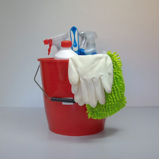 Ein Putzeimer gefüllt mit Putzmitteln, Putzlappen und Gummihandschuhen (Foto: Michi-Nordlicht, pixabay)