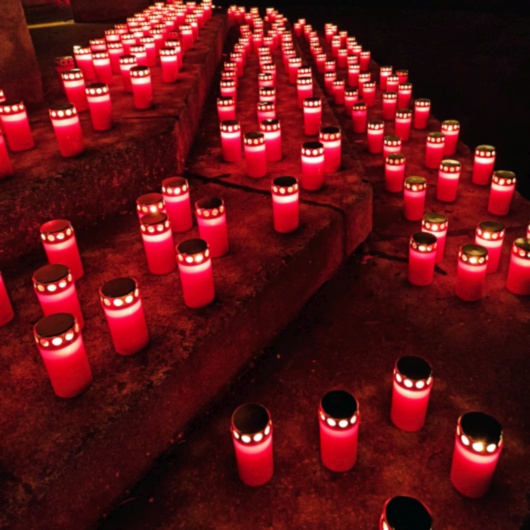 Über 1100 Kerzen, eine für jedes Opfer des verbrecherischen Regimes der Nazis, erleuchten den Pavillon der Konrad-Adenauer-Anlage in Fürth.