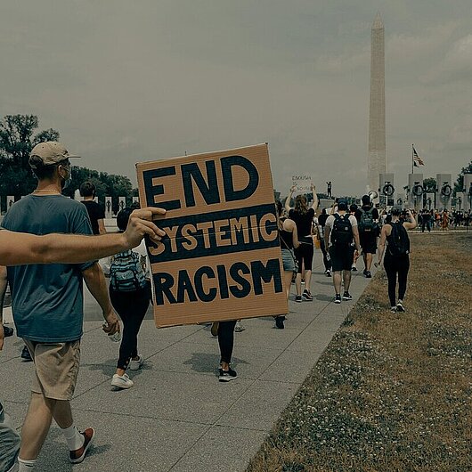 Menschen bei einer Demonstration gegen Rassismus (Foto: Clay Banks // unsplash)